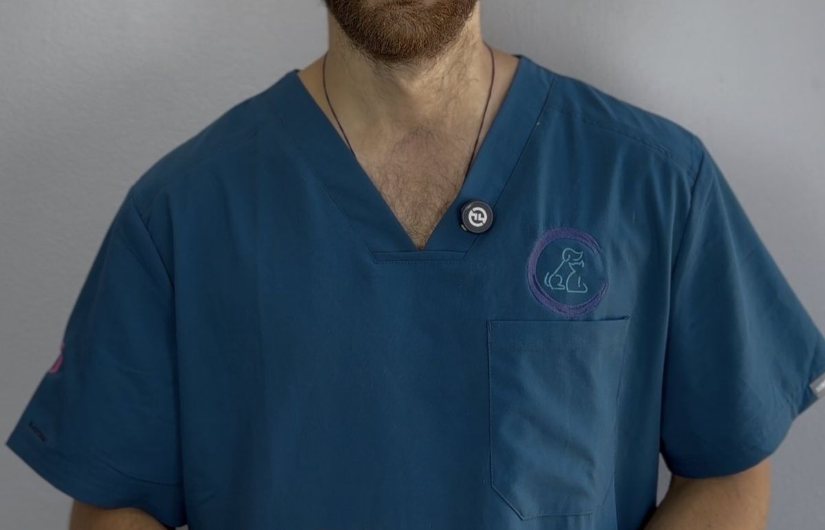Médico veterinario de Premev con una mascota